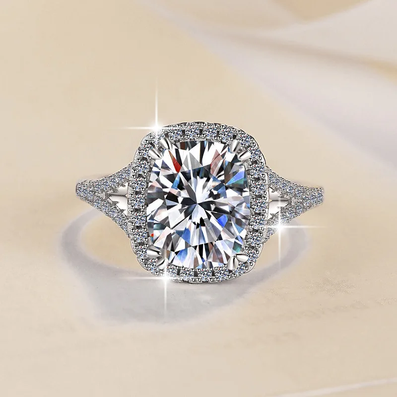 Женское кольцо Moissanite 4 карата PT950 Platinum Cushion-Cut - прозрачный муассанит, текстура премиум-класса, роскошное 4 карата
Женское кольцо Moissanite 4 карата PT950 Platinum Cushion-Cut - прозрачный муассанит, текстура премиум-класса, роскошное 4 карата