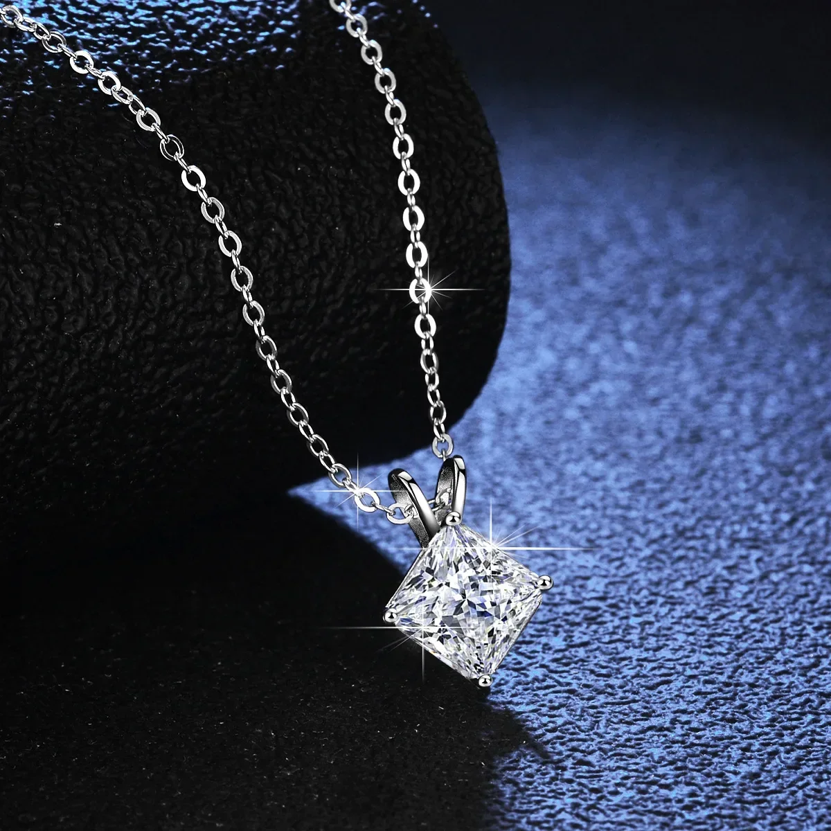 18K gold pendant 2-carat moissanite necklace PT950 platinum women's fashionable luxury square diamond square bag pendant
18K gold pendant 2-carat moissanite necklace PT950 platinum women's fashionable luxury square diamond square bag pendant