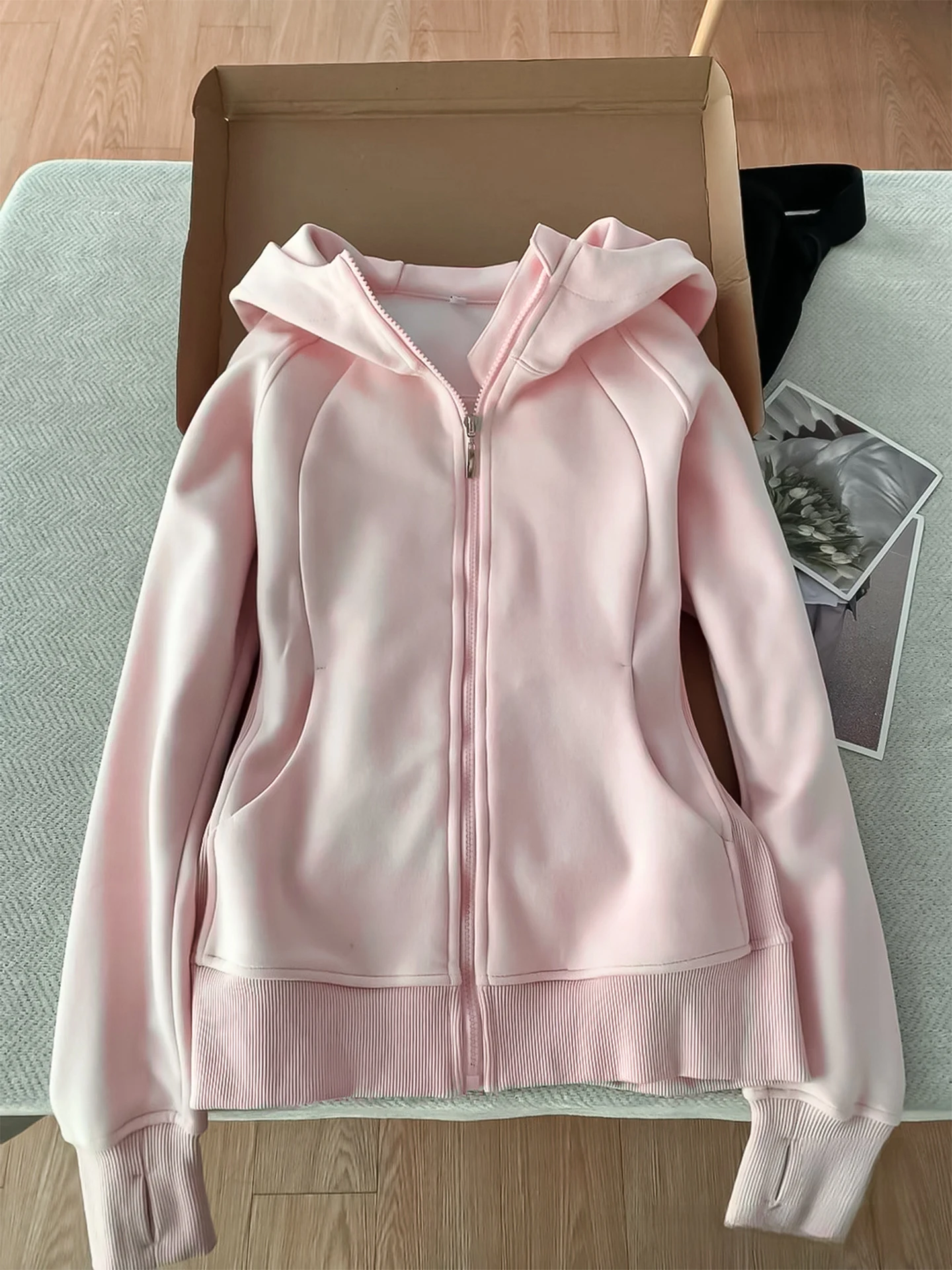 Розовая американская толстовка-кардиган Slim Fit для женщин, осенне-зимняя новинка, модный топ на молнии с завязками на талии
Розовая американская толстовка-кардиган Slim Fit для женщин, осенне-зимняя новинка, модный топ на молнии с завязками на талии