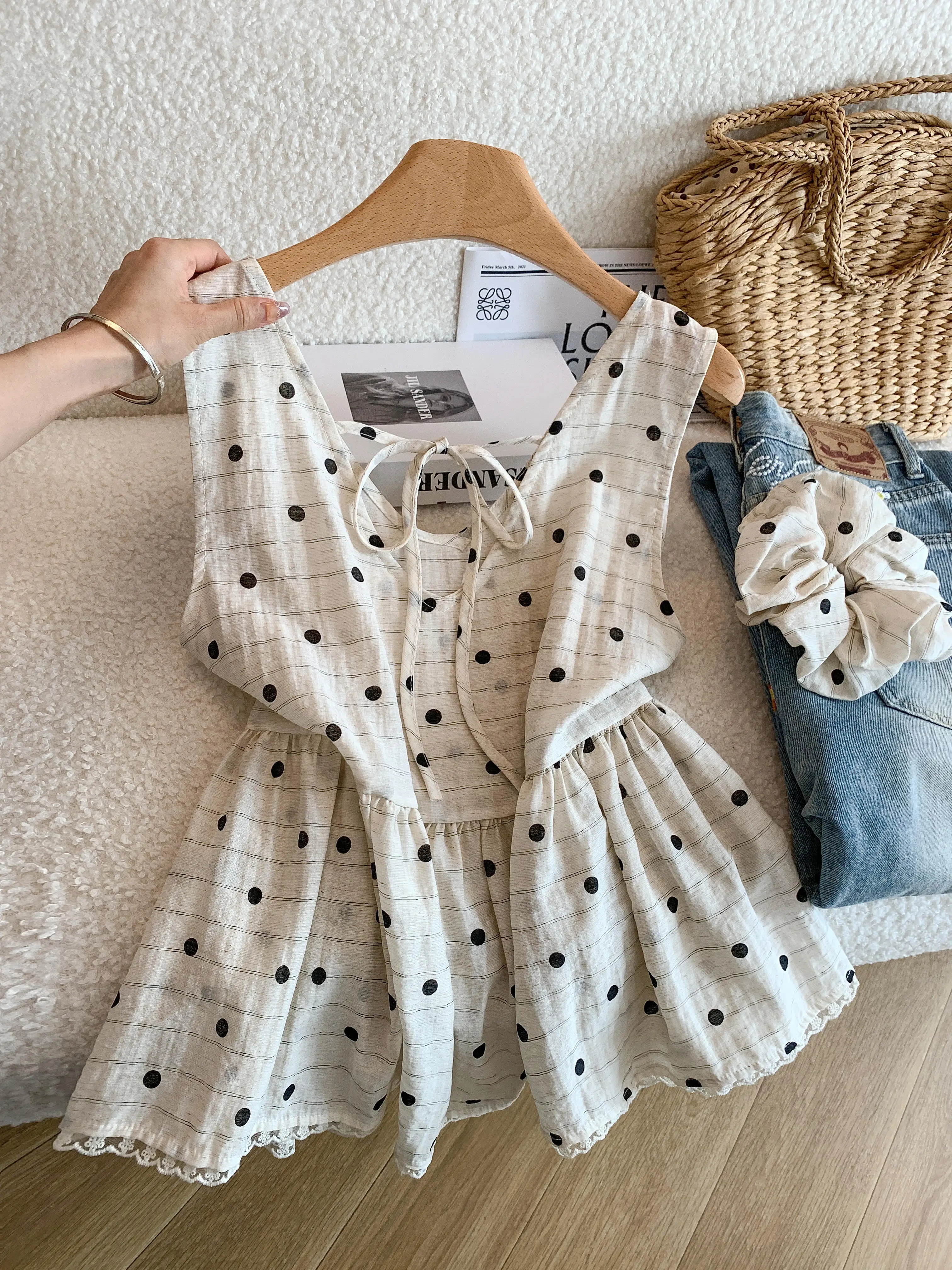 Summer New Polka Dot V-neck Strap Vest Women's Fashion Floral Doll Shirt Top with Hair Band Loose Fit Casual Style
Summer New Polka Dot V-neck Strap Vest Women's Fashion Floral Doll Shirt Top with Hair Band Loose Fit Casual Style