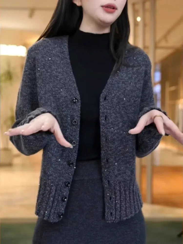 Elegant Grey V-Neck Knitted Sweater Women's Spring Autumn Loose Age-Defying Wool Blend Sequin Outerwear Top Commute Style
Elegant Grey V-Neck Knitted Sweater Women's Spring Autumn Loose Age-Defying Wool Blend Sequin Outerwear Top Commute Style
