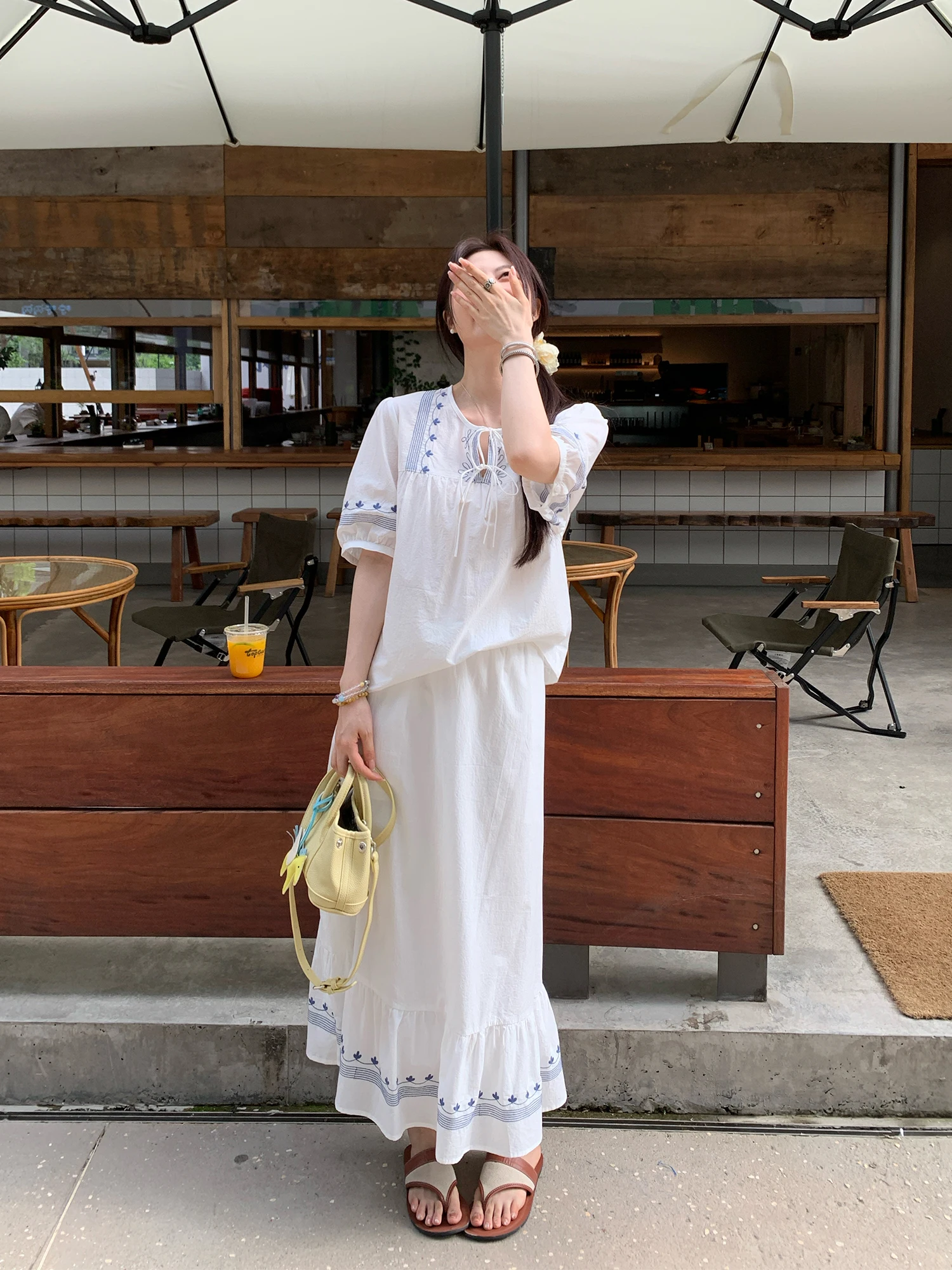 Летний комплект из льна и хлопка с вышивкой в ретро-стиле: топ и юбка больших размеров, модный комплект для женщин с высокой талией и юбкой А-силуэта.
Летний комплект из льна и хлопка с вышивкой в ретро-стиле: топ и юбка больших размеров, модный комплект для женщин с высокой талией и юбкой А-силуэта.