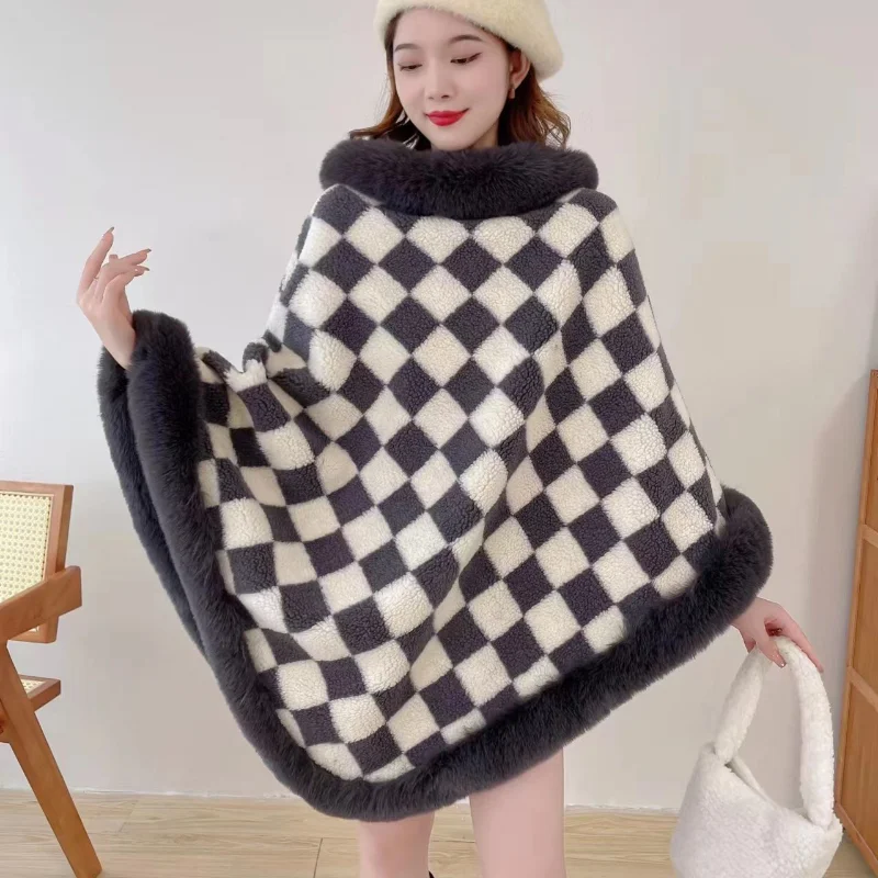 Pullover Poncho Autumn and Winter 2023 Wool Collar Grain Fleece Cape Casual Coat Medium Long Plaid Woolen Cape Coat Women Tops
Pullover Poncho Autumn and Winter 2023 Wool Collar Grain Fleece Cape Casual Coat Medium Long Plaid Woolen Cape Coat Women Tops