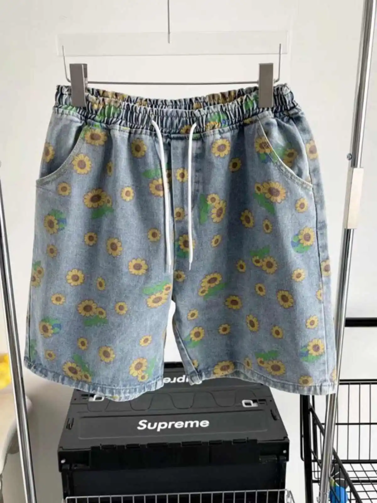 Летние джинсовые шорты с цветочным узором, мужские шорты с эластичной резинкой на талии, американские повседневные модные мужские короткие джинсы в стиле ретро
Летние джинсовые шорты с цветочным узором, мужские шорты с эластичной резинкой на талии, американские повседневные модные мужские короткие джинсы в стиле ретро