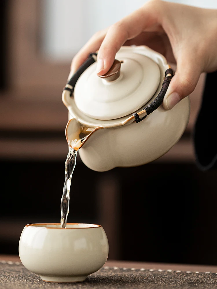 Non-Scalding Handheld Teacup with Lid Single Person Tea Set High End Home Use Cerc Brewing Tea Bowl from Yu Kiln
Non-Scalding Handheld Teacup with Lid Single Person Tea Set High End Home Use Cerc Brewing Tea Bowl from Yu Kiln