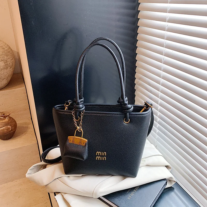  Новая винтажная большая сумка 2025 года — женская сумка через плечо большой вместимости с текстурой кожи премиум-класса, универсальная и стильная сумка через плечо/ручная
Новая винтажная большая сумка 2025 года — женская сумка через плечо большой вместимости с текстурой кожи премиум-класса, универсальная и стильная сумка через плечо/ручная