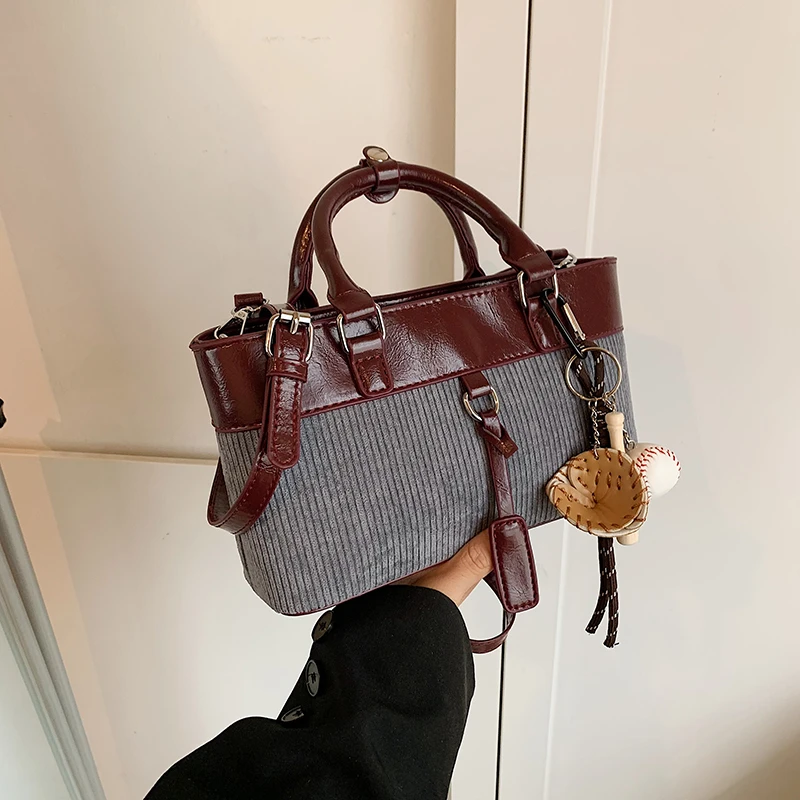 Изысканные однотонные модные сумки-тоут на молнии из искусственной кожи, большая вместимость 2025, высококачественные швейные нитки, универсальные женские сумки
Изысканные однотонные модные сумки-тоут на молнии из искусственной кожи, большая вместимость 2025, высококачественные швейные нитки, универсальные женские сумки