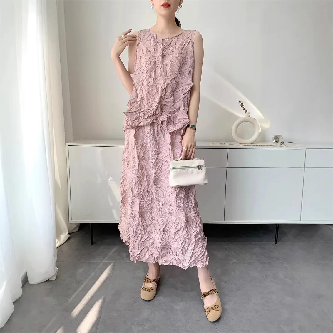 Miyake Handmade Pleated Skirt Suit for Women 2026 Summer New Sleeveless Vest Top + Skirt Comfortable and Casual Two-piece Set
Miyake Handmade Pleated Skirt Suit for Women 2026 Summer New Sleeveless Vest Top + Skirt Comfortable and Casual Two-piece Set