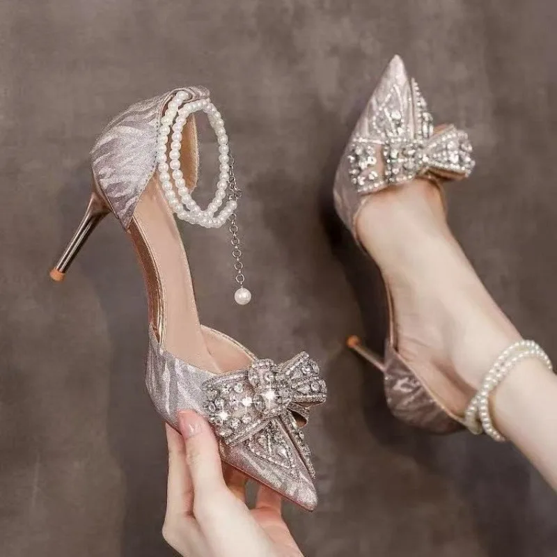 New Fashion Bow Crystal Shoes Women's Pointed Toe Shallow Mouth Pearl One Strap Non-Tired Feet Beaded Non-Slip Single Shoes34-40
New Fashion Bow Crystal Shoes Women's Pointed Toe Shallow Mouth Pearl One Strap Non-Tired Feet Beaded Non-Slip Single Shoes34-40