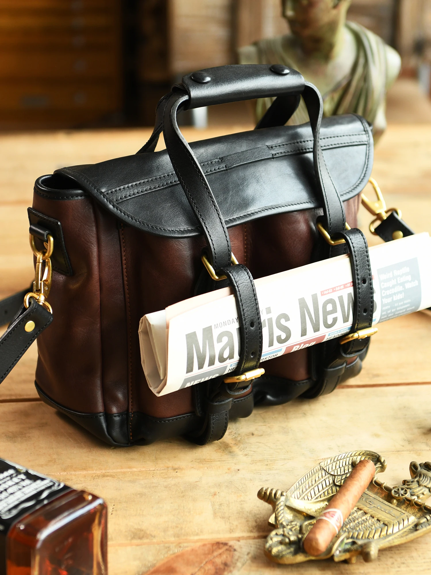 outdoor travel work handmade first layer cowhide men's handbags Vintage high quality genuine leather shoulder messenger bag
outdoor travel work handmade first layer cowhide men's handbags Vintage high quality genuine leather shoulder messenger bag