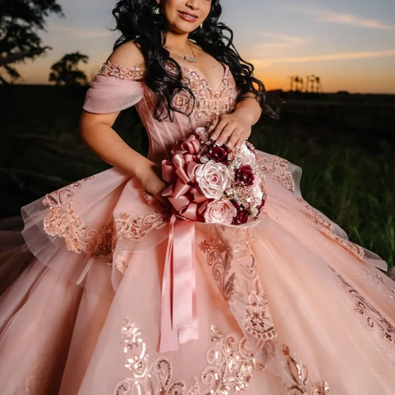 Customized Pink Quinceanera Dresses Off the Shoulder sequin applique Long tail Lace beads layering Vestido 15 Quinceanera
Customized Pink Quinceanera Dresses Off the Shoulder sequin applique Long tail Lace beads layering Vestido 15 Quinceanera