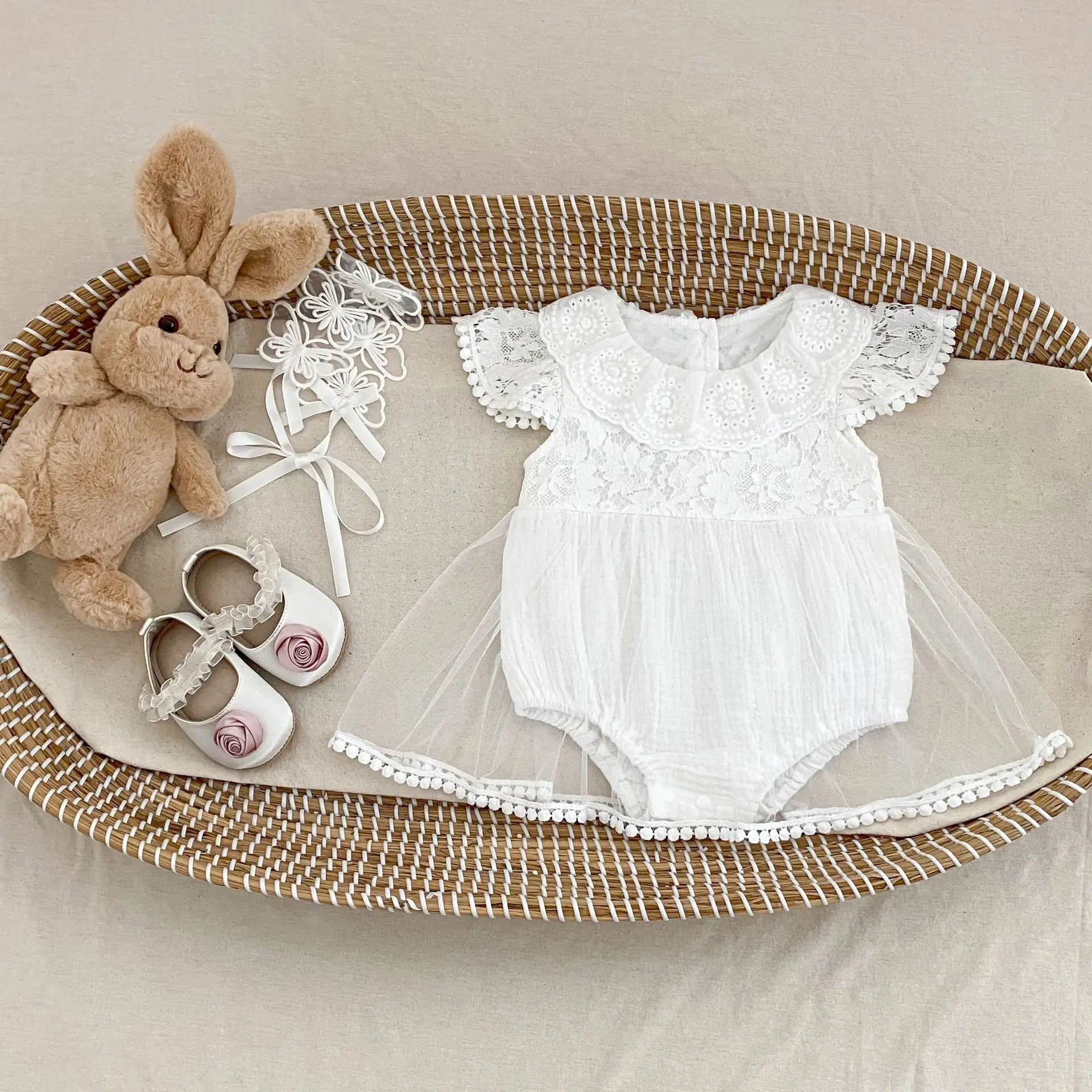 Summer new 0-3 year old baby clothing, fashionable and exquisite baby girl flower hollow lace flying sleeve skirt
Summer new 0-3 year old baby clothing, fashionable and exquisite baby girl flower hollow lace flying sleeve skirt