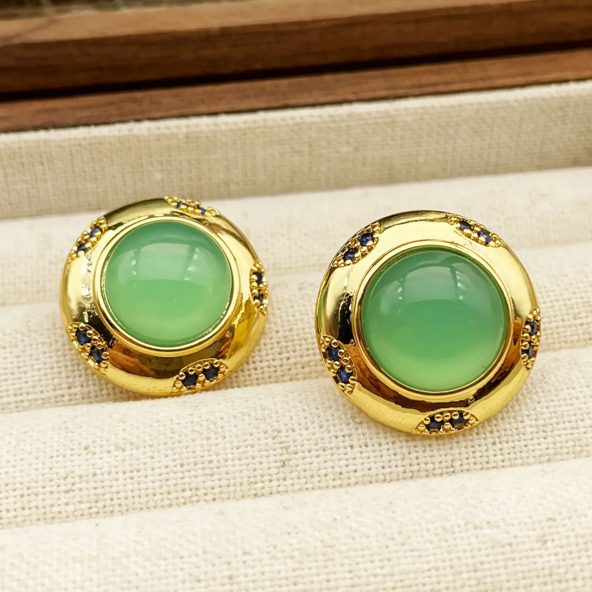 French court style round inlaid jade natural stone retro high-end earrings
French court style round inlaid jade natural stone retro high-end earrings