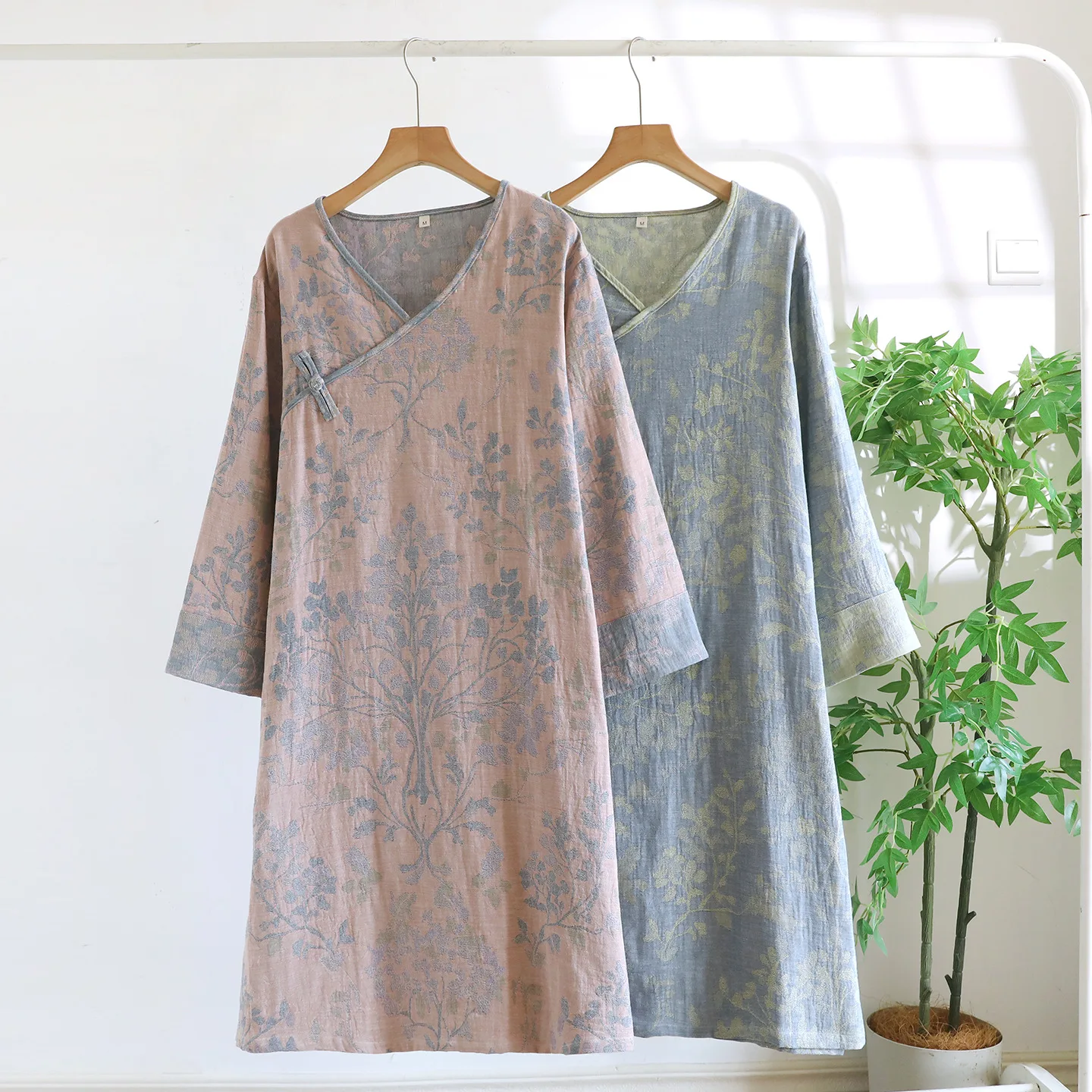 New Chinese Retro Pure Cotton Nightgown Women Spring Summer Thin Gauze Jacquard Dress Long Sleeved Home Wear
New Chinese Retro Pure Cotton Nightgown Women Spring Summer Thin Gauze Jacquard Dress Long Sleeved Home Wear