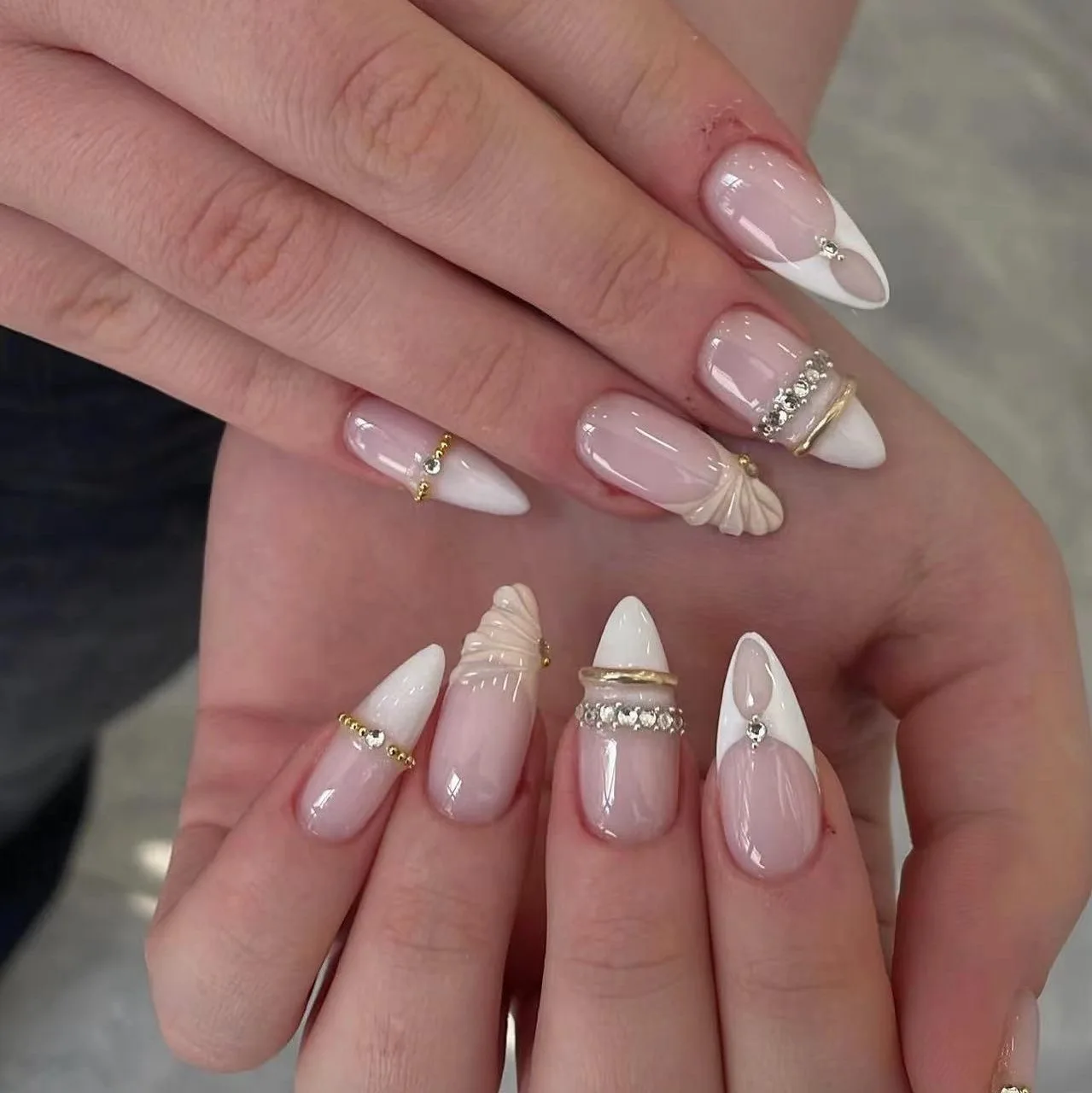 24Pcs Mid-length Almond Fake Nails Press on Gilded Line Rhinestone Manicure Tips White Gradient French Reusable False Nails Art
24Pcs Mid-length Almond Fake Nails Press on Gilded Line Rhinestone Manicure Tips White Gradient French Reusable False Nails Art