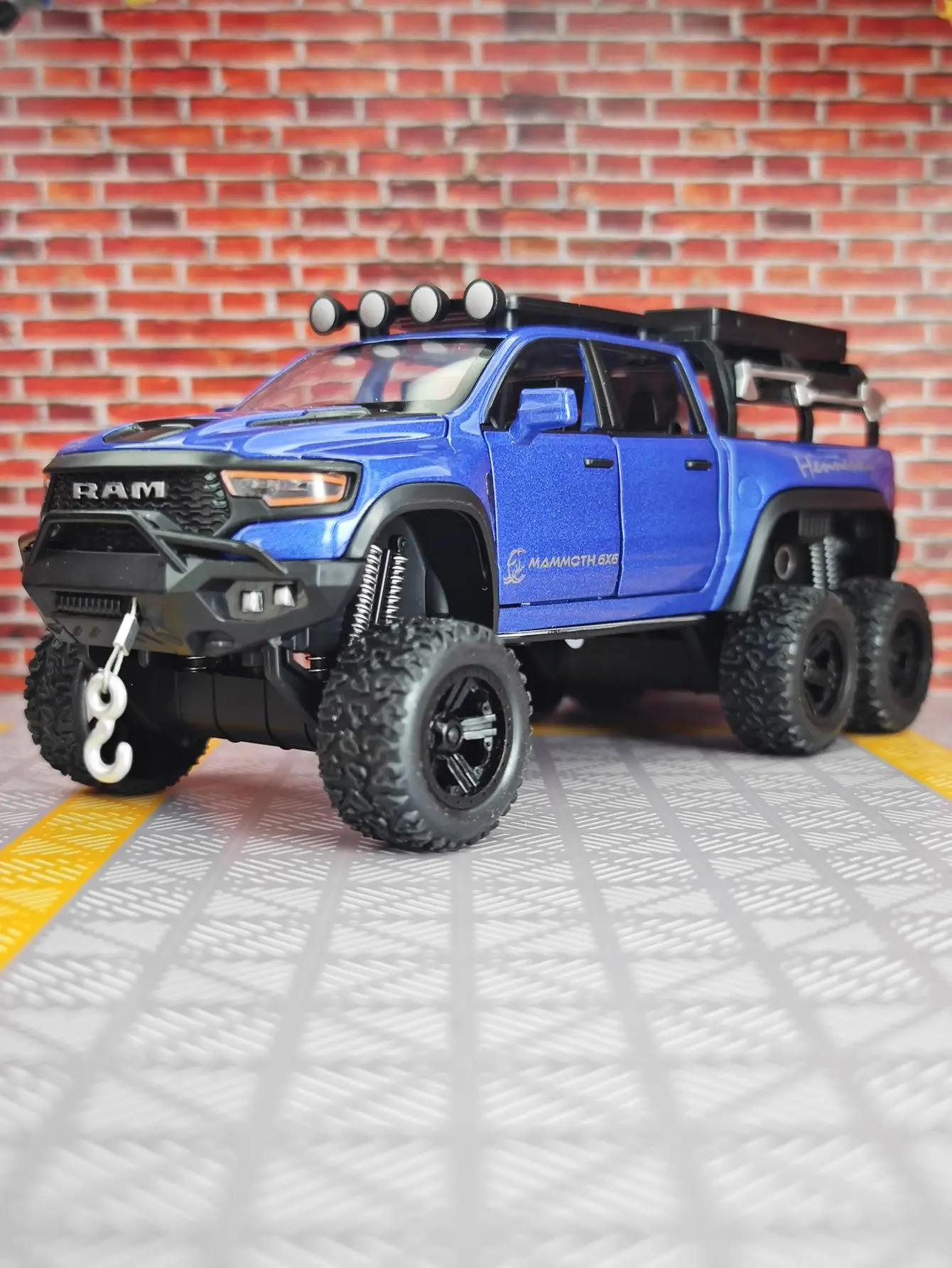 1/32 alloy off-road vehicle model with sound, light, rebound, shock absorption, children's toy car, metal openable pickup truck,
1/32 alloy off-road vehicle model with sound, light, rebound, shock absorption, children's toy car, metal openable pickup truck,