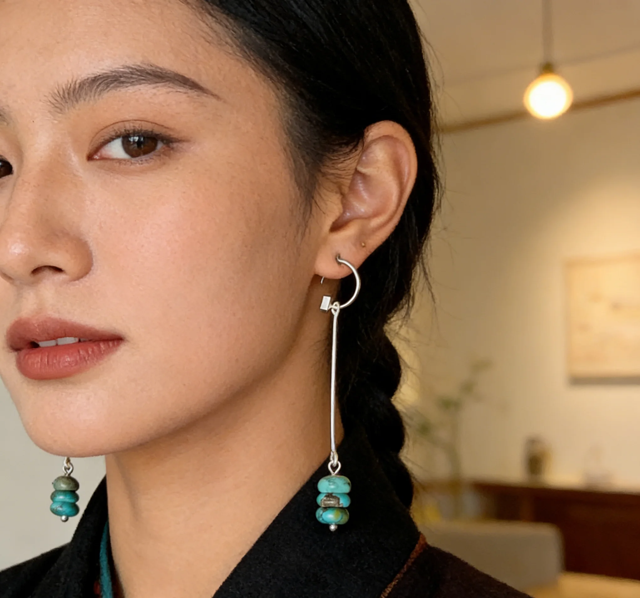 Оригинальные серьги ручной работы из тайского стерлингового серебра 925 пробы, с натуральными необработанными бусинами из хубэйского бирюзового камня, асимметричные, выполненные вручную.
Оригинальные серьги ручной работы из тайского стерлингового серебра 925 пробы, с натуральными необработанными бусинами из хубэйского бирюзового камня, асимметричные, выполненные вручную.