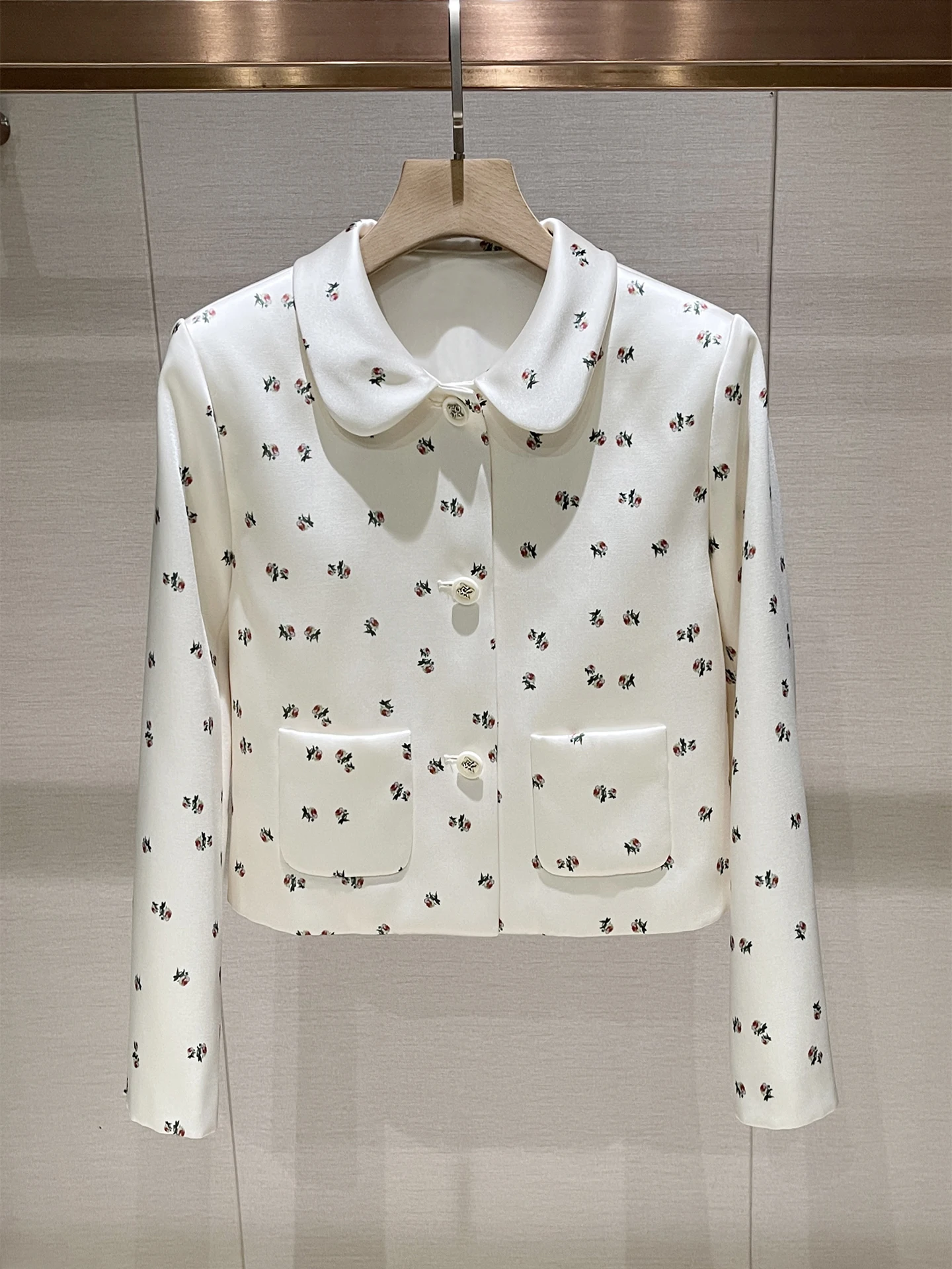 Весна 2026, длинный кукольный воротник све с цветочным принтом, женский джинсовый джинт на одной пуговице, дышащая прямая трубка, ape Commute Sle
Весна 2026, длинный кукольный воротник све с цветочным принтом, женский джинсовый джинт на одной пуговице, дышащая прямая трубка, ape Commute Sle