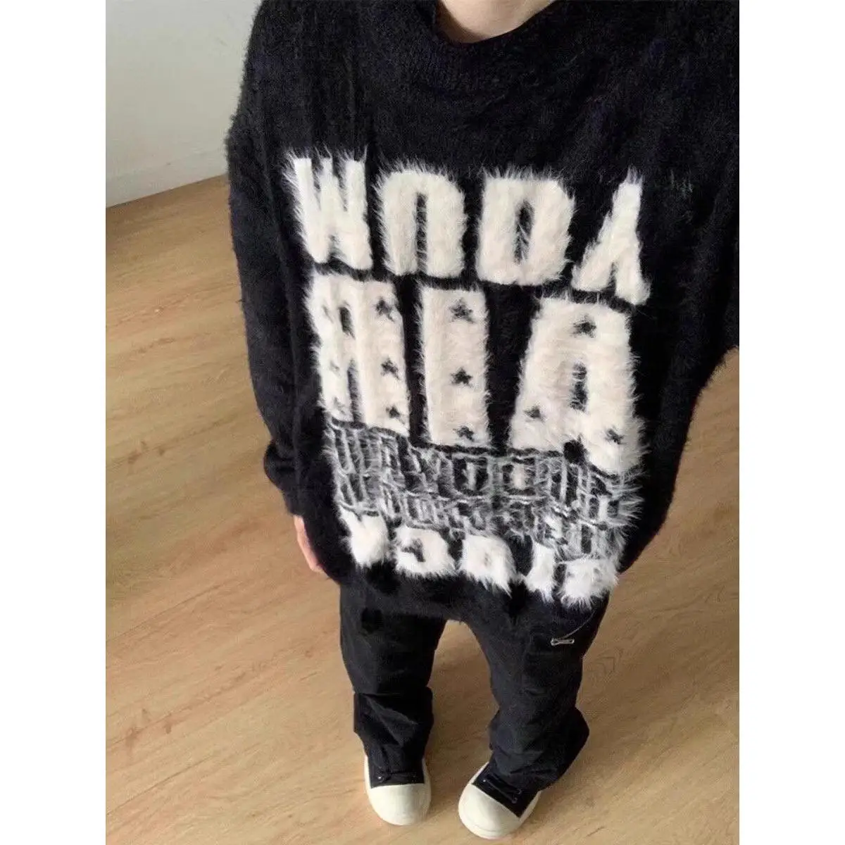 Ретро-свитер в американском стиле, вязаный, свободного кроя, для пар, модный, в уличном стиле, осенне-зимний, с надписью, с искусственным мехом, для мужчин и женщин
Ретро-свитер в американском стиле, вязаный, свободного кроя, для пар, модный, в уличном стиле, осенне-зимний, с надписью, с искусственным мехом, для мужчин и женщин