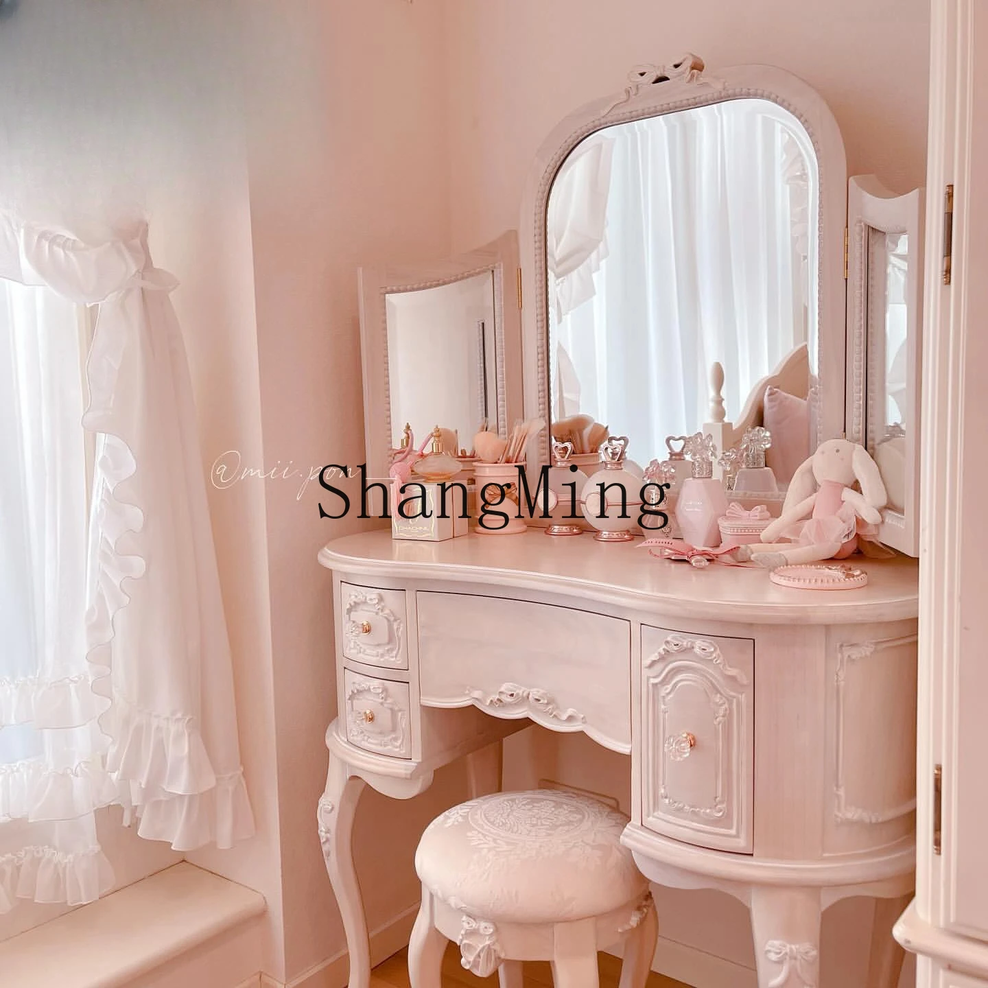 CL solid wood pink bedroom pink princess style dressing table carved with mirror dressing table combination furniture
CL solid wood pink bedroom pink princess style dressing table carved with mirror dressing table combination furniture