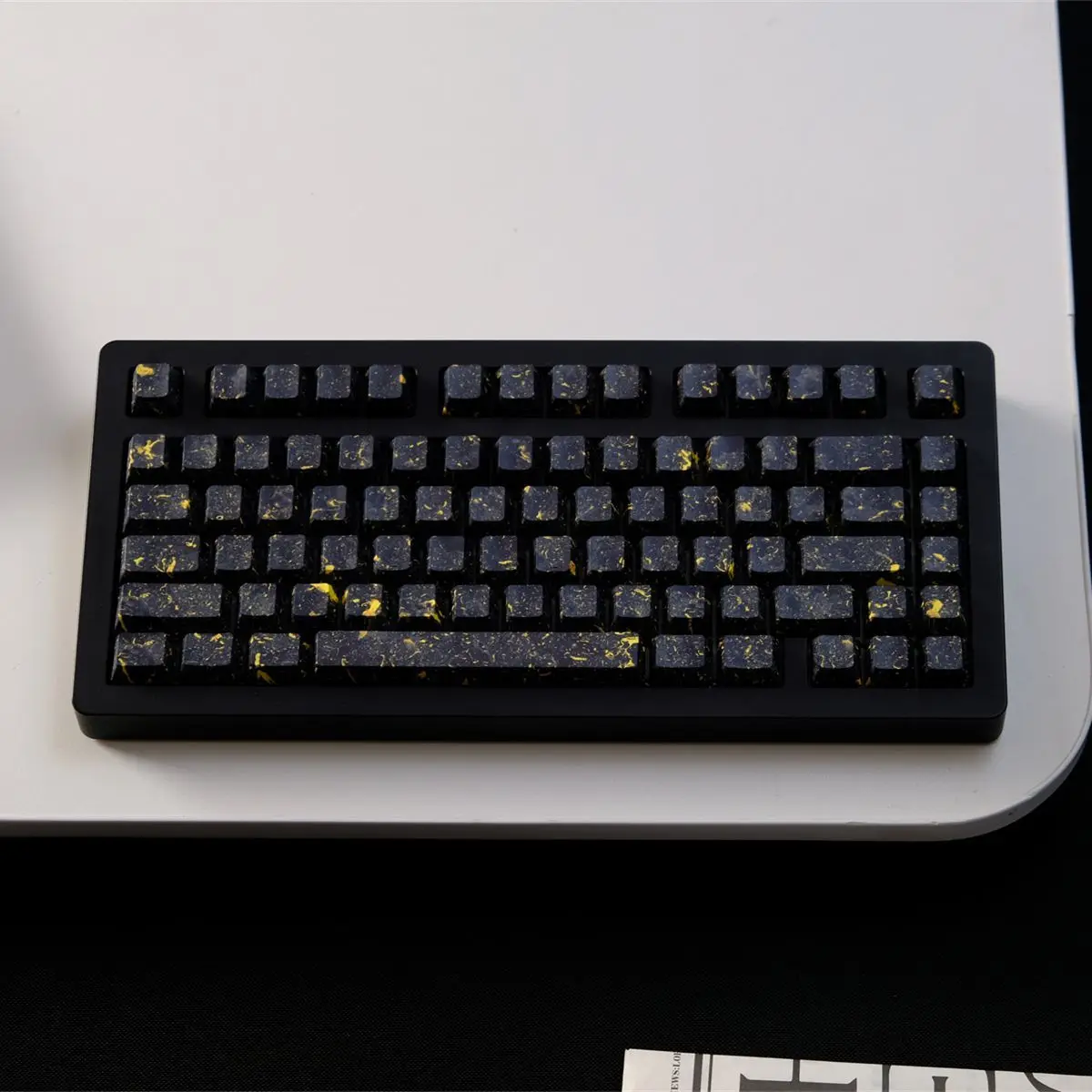 Black gold side engraved transparent keycap, original height, mechanical keyboard wooting Mega lion
Black gold side engraved transparent keycap, original height, mechanical keyboard wooting Mega lion