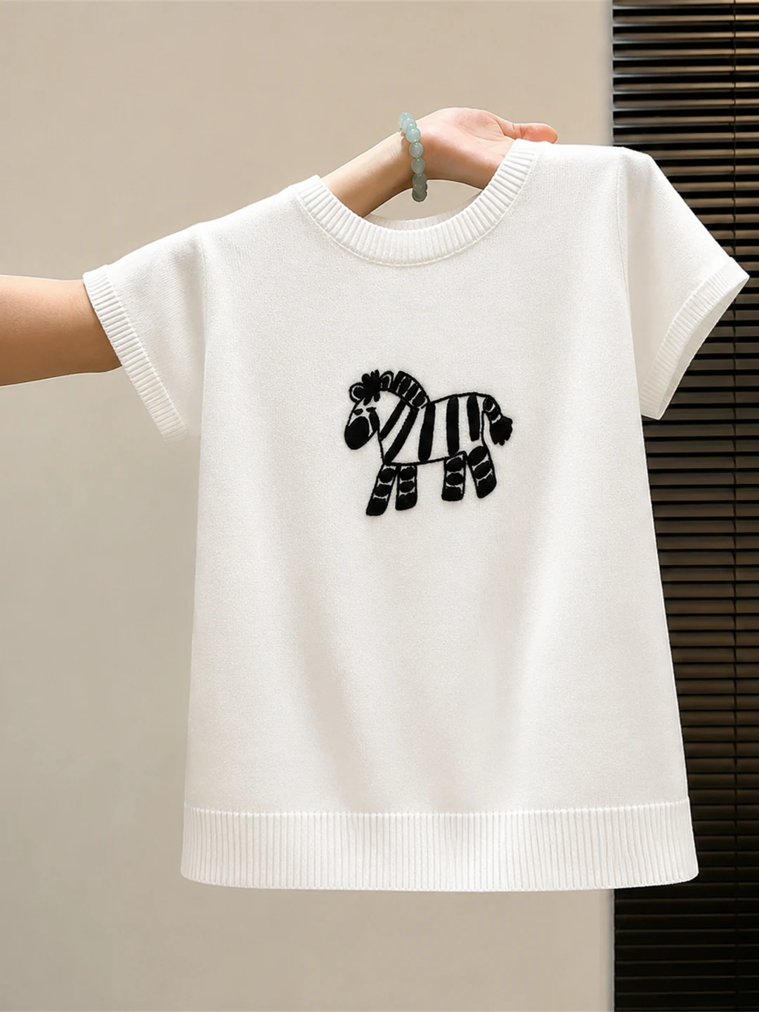 Classic Commuter Style Embroidered Ice Silk Hoodie Short Sleeve Knitted Top Women's Fashionable Summer Sun Protection Shirt
Classic Commuter Style Embroidered Ice Silk Hoodie Short Sleeve Knitted Top Women's Fashionable Summer Sun Protection Shirt
