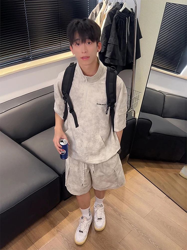 Летний спортивный повседневный комплект для подростков: футболка с молнией и шорты из быстросохнущей окрашенной полиэстеровой ткани с коротким рукавом
Летний спортивный повседневный комплект для подростков: футболка с молнией и шорты из быстросохнущей окрашенной полиэстеровой ткани с коротким рукавом