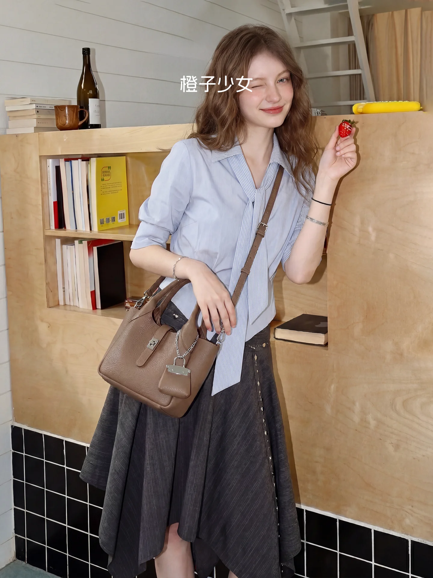Orange Girl Premium Litchi Pattern Bucket Handbag Women's Commuter Sensation Shoulder Crossbody Bag Urban Minimalist Style
Orange Girl Premium Litchi Pattern Bucket Handbag Women's Commuter Sensation Shoulder Crossbody Bag Urban Minimalist Style