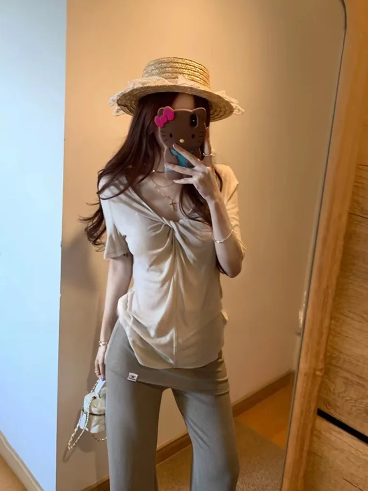 Slimming Effect V-Neck T-Shirt And Micro Flared Pants Set for plus Size Women Spring Summer Fashion High Waist Long Pants
Slimming Effect V-Neck T-Shirt And Micro Flared Pants Set for plus Size Women Spring Summer Fashion High Waist Long Pants