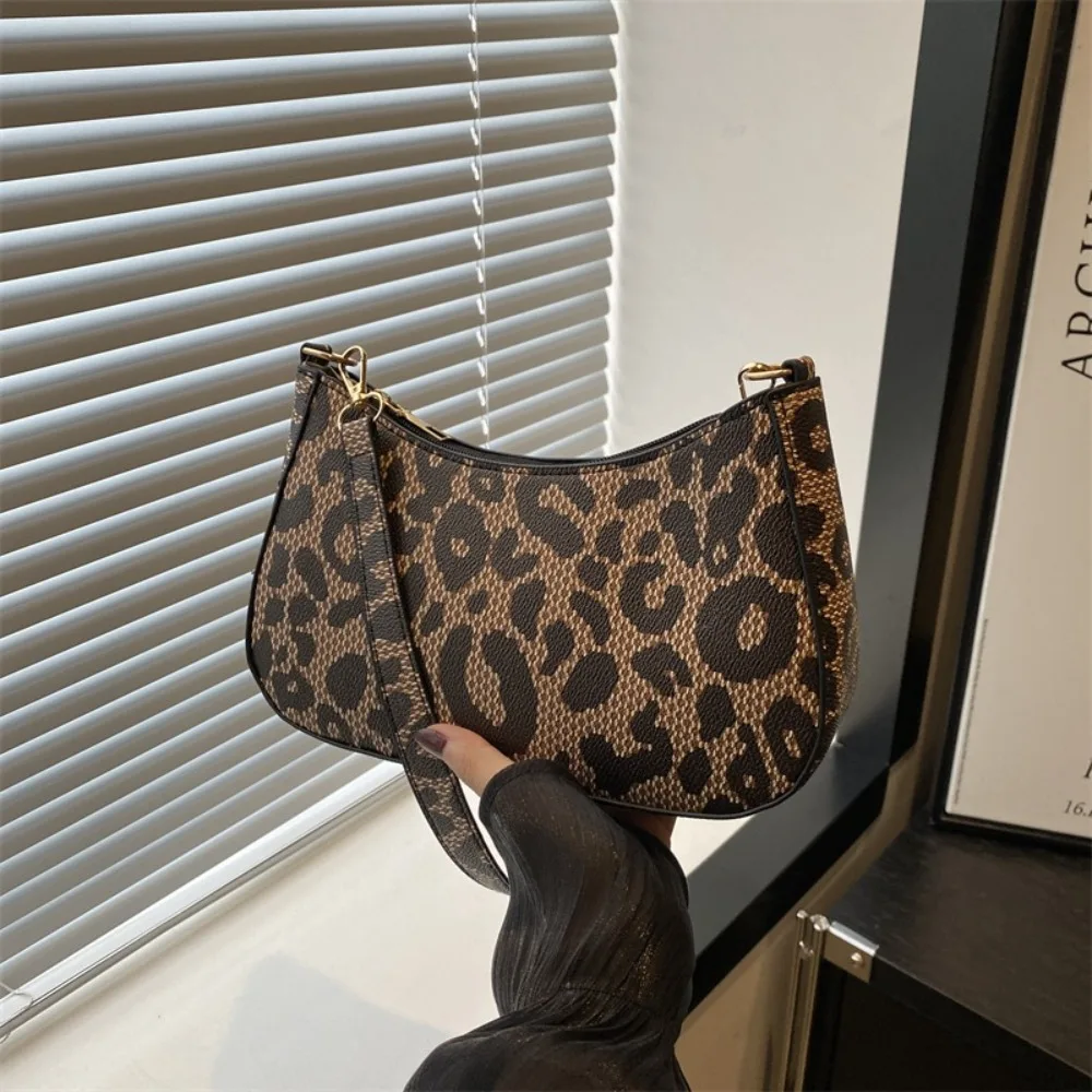 Fashion Large Capacity Leopard Print Tote Bag Temperament Trendy Underarm Bag Popular Crossbody Bag
Fashion Large Capacity Leopard Print Tote Bag Temperament Trendy Underarm Bag Popular Crossbody Bag