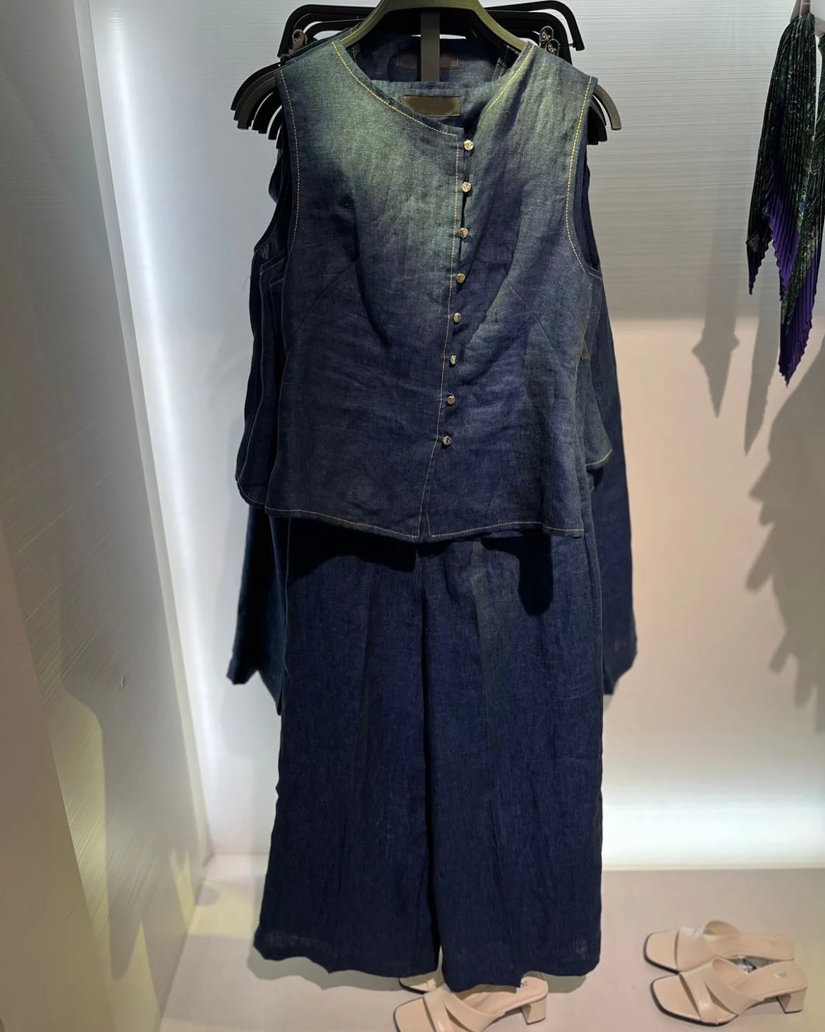 Solid Blend Wide Leg Pant Set Women Crew Neck Single Breasted Sleeveless Vest+trouser Summer Casual Fashion Vintage 2 Piece Sets
Solid Blend Wide Leg Pant Set Women Crew Neck Single Breasted Sleeveless Vest+trouser Summer Casual Fashion Vintage 2 Piece Sets