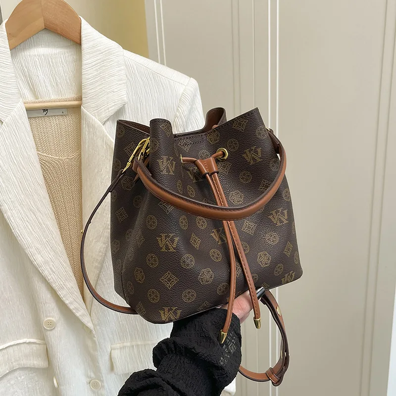 Модная сумка - женская сумка-ведро с винтажным принтом, женская сумка через плечо, стильная сумка через плечо.
Модная сумка - женская сумка-ведро с винтажным принтом, женская сумка через плечо, стильная сумка через плечо.