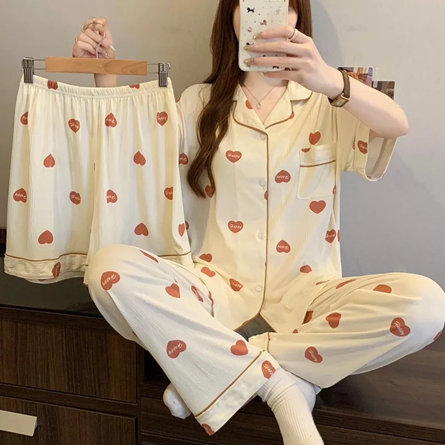 Женские летние пижамы, комплект из трех предметов, удобная одежда для сна с короткими рукавами и лацканами в форме сердца и буквами, домашняя одежда, женская одежда для отдыха
Женские летние пижамы, комплект из трех предметов, удобная одежда для сна с короткими рукавами и лацканами в форме сердца и буквами, домашняя одежда, женская одежда для отдыха
