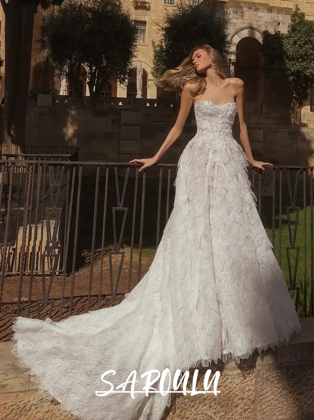 Chic Vintage Strapless 3D Lace Wedding Dress Cathedral Train Retro Bridal Gown Customized Shiny Exquisite A Line Bride Wear
Chic Vintage Strapless 3D Lace Wedding Dress Cathedral Train Retro Bridal Gown Customized Shiny Exquisite A Line Bride Wear