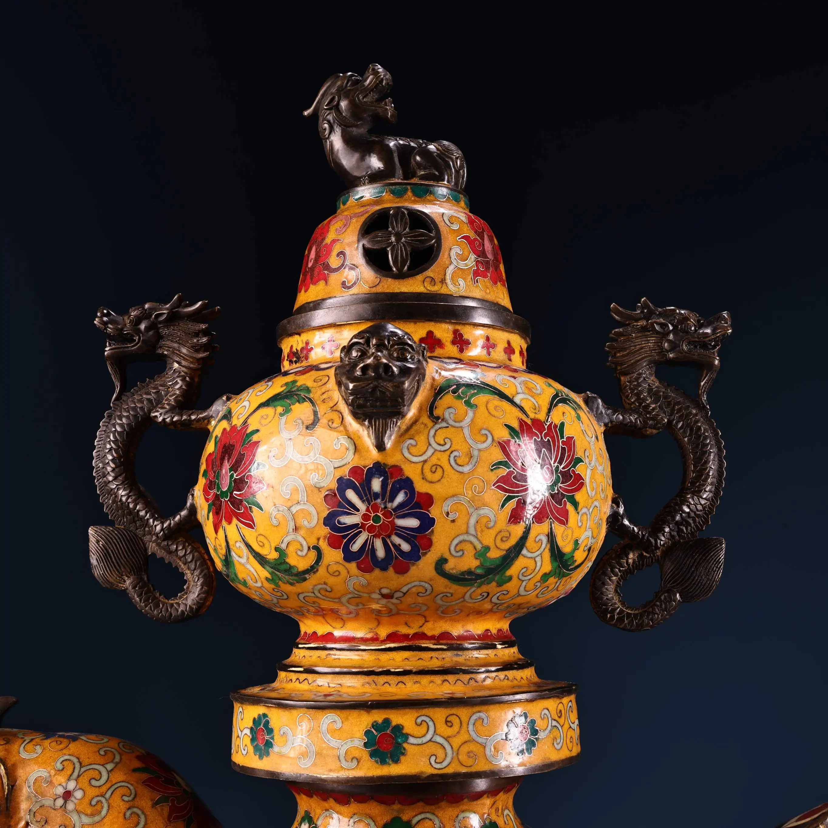 Old Nepalese temples Old Bronze Cloisonn Enamel High Relief Unicorn Statue Base Dragon ear Pixiu Incense Burner
Old Nepalese temples Old Bronze Cloisonn Enamel High Relief Unicorn Statue Base Dragon ear Pixiu Incense Burner