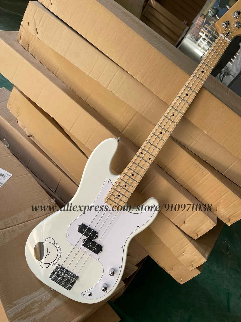 Classic white bass, 4 string bass, fixed bridge, solid wood body, maple neck, chrome tuner,white pickguard
Classic white bass, 4 string bass, fixed bridge, solid wood body, maple neck, chrome tuner,white pickguard