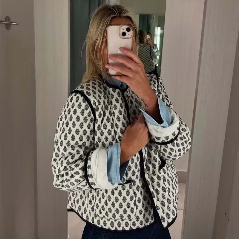 YENKYE New 2025 Women Casual And Versatile Quilted Jacket Long Sleeve Round Neck Single Breasted Autumn Outerwear Short Coat
YENKYE New 2025 Women Casual And Versatile Quilted Jacket Long Sleeve Round Neck Single Breasted Autumn Outerwear Short Coat