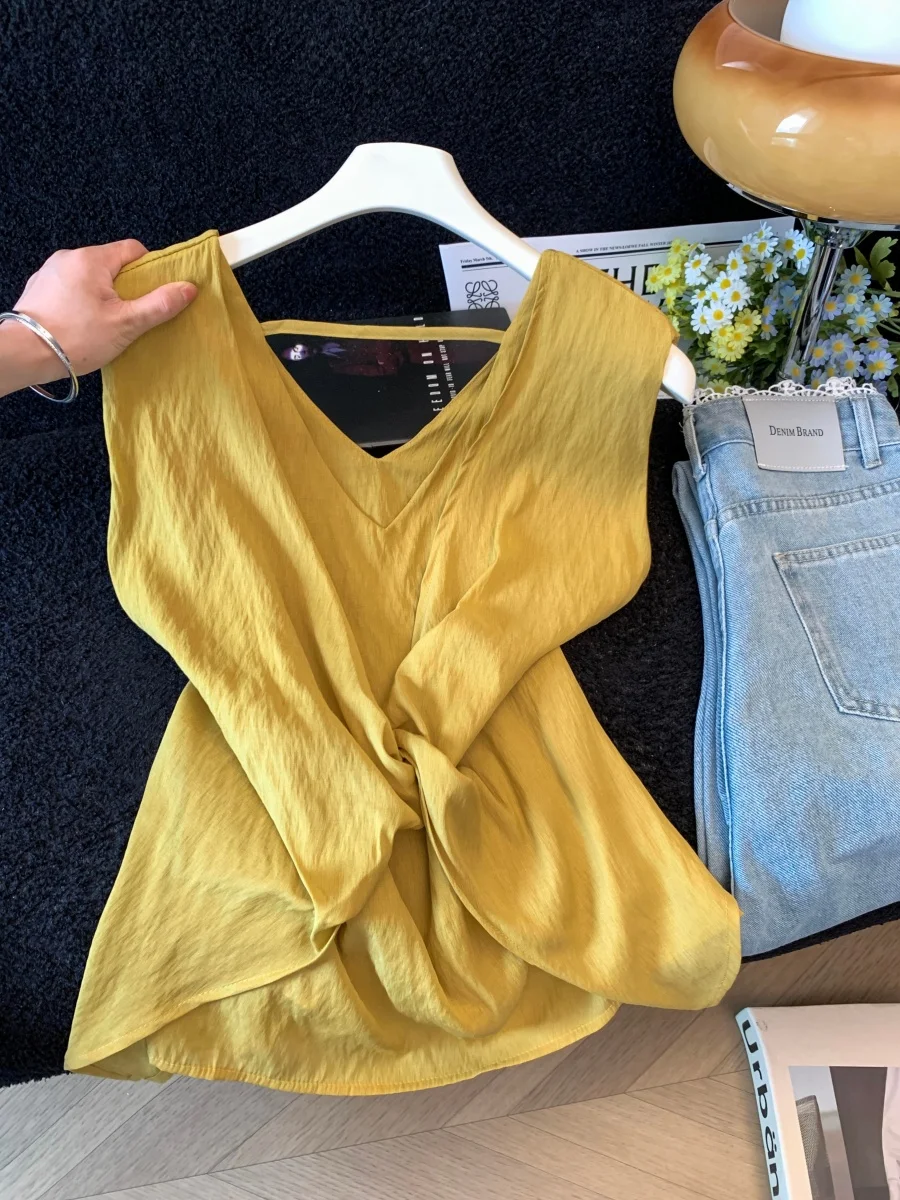Korean Style V-Neck Sleeveless Loose Women's Vest Summer Outerwear Chic Slimming Fashionable Top Breathable Comfortable Cotto...
Korean Style V-Neck Sleeveless Loose Women's Vest Summer Outerwear Chic Slimming Fashionable Top Breathable Comfortable Cotto...