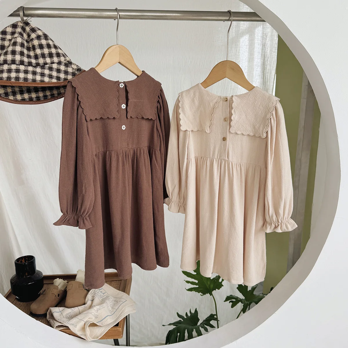 Retro Flower-embroidered Children's Clothing Long-sleeved Girls Dress 2025 Autumn Edition Lapel Stylish Children's Dress
Retro Flower-embroidered Children's Clothing Long-sleeved Girls Dress 2025 Autumn Edition Lapel Stylish Children's Dress