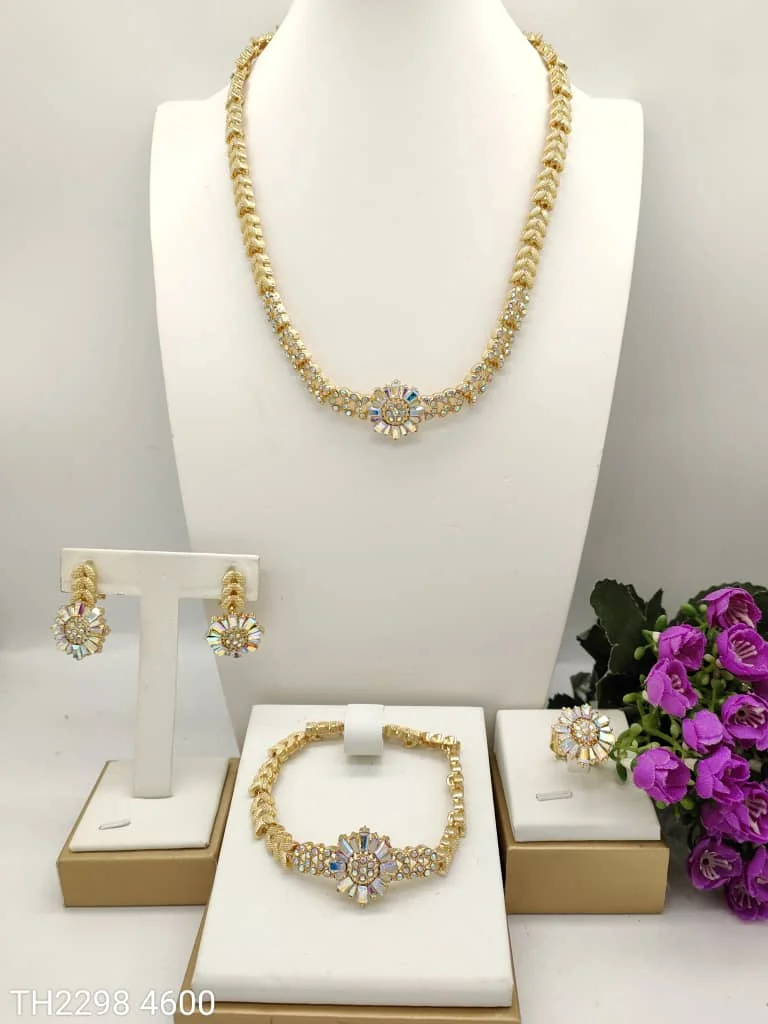 4-piece fashionable women's jewelry set with claw chains, rhinestones, necklaces, earrings, bracelets, gorgeous jewelry quality
4-piece fashionable women's jewelry set with claw chains, rhinestones, necklaces, earrings, bracelets, gorgeous jewelry quality