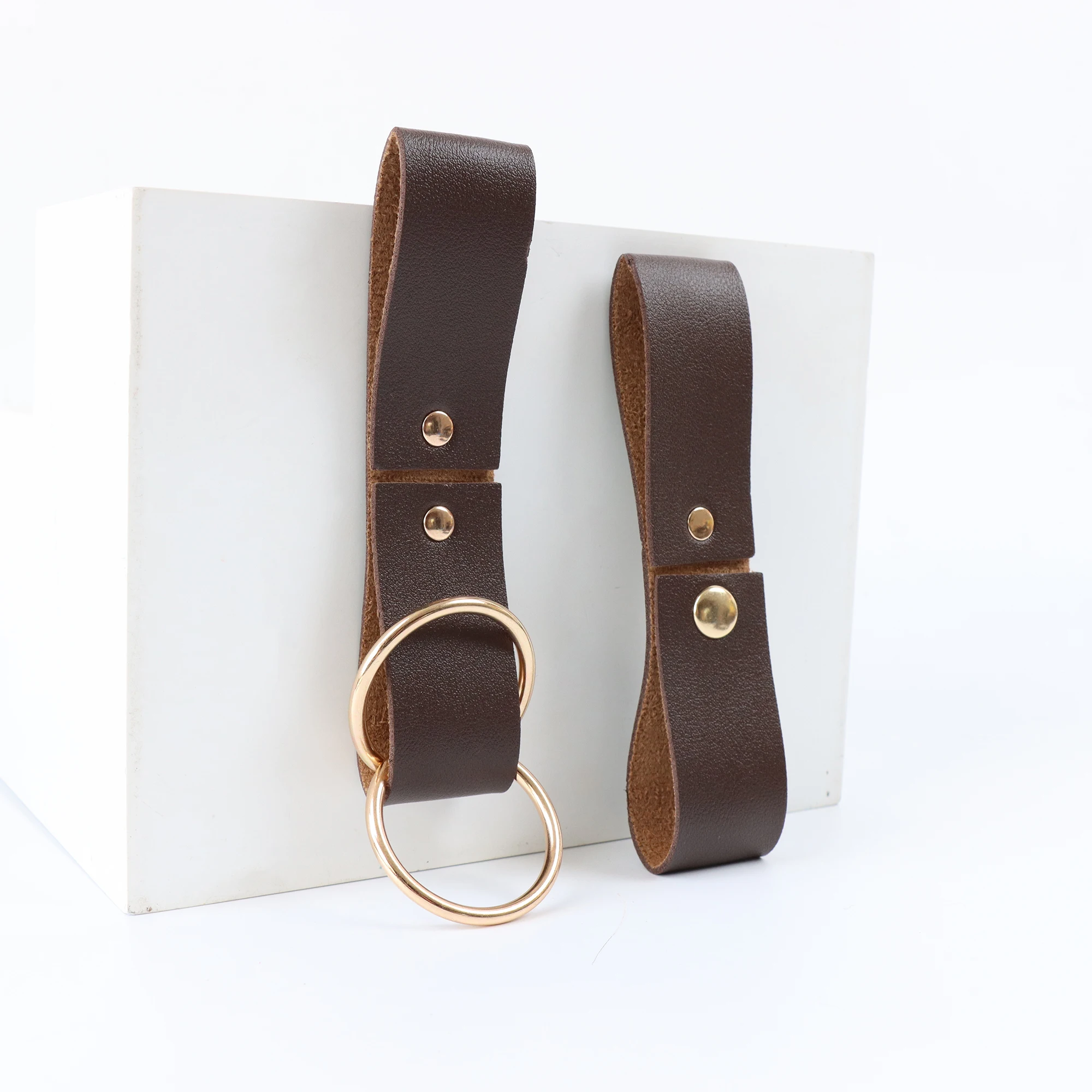 Viking medieval Renaissance period costume skirt clip, PU leather outdoor hiking skirt clip, Renaissance LARP role-playing.
Viking medieval Renaissance period costume skirt clip, PU leather outdoor hiking skirt clip, Renaissance LARP role-playing.