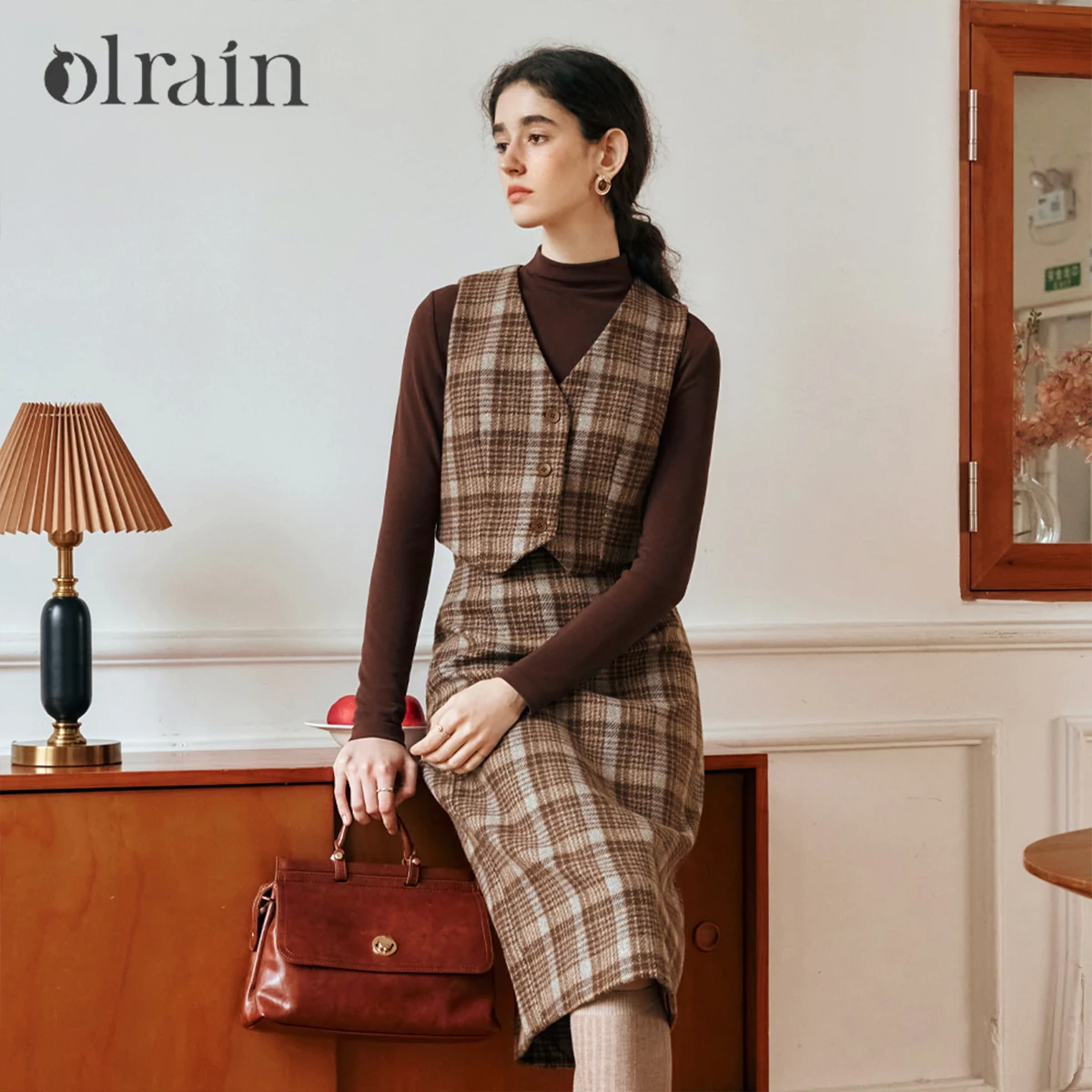 Комплект из двух предметов OLrain: укороченный жилет без рукавов на одной пуговице и прямая длинная юбка в клетку для женщин, осень 2025, O56DE95209
Комплект из двух предметов OLrain: укороченный жилет без рукавов на одной пуговице и прямая длинная юбка в клетку для женщин, осень 2025, O56DE95209