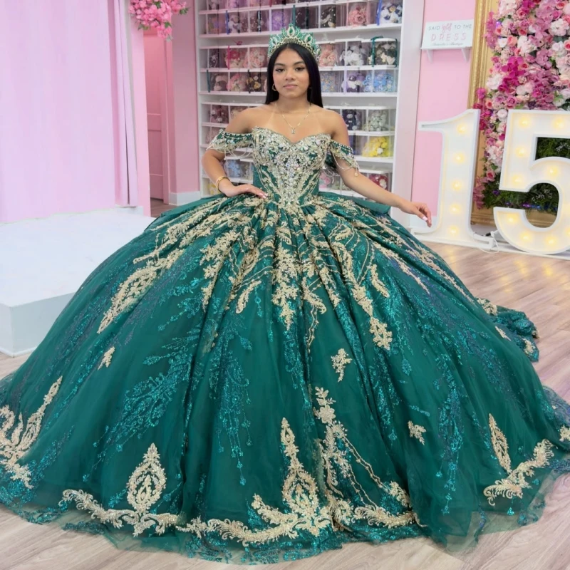 Dark Green Shiny Ball Gown Quinceanera Dresses Gold Applique Lace Beading Crystal Bow Tiered Tull Corset Off The Shoulder Sweet
Dark Green Shiny Ball Gown Quinceanera Dresses Gold Applique Lace Beading Crystal Bow Tiered Tull Corset Off The Shoulder Sweet