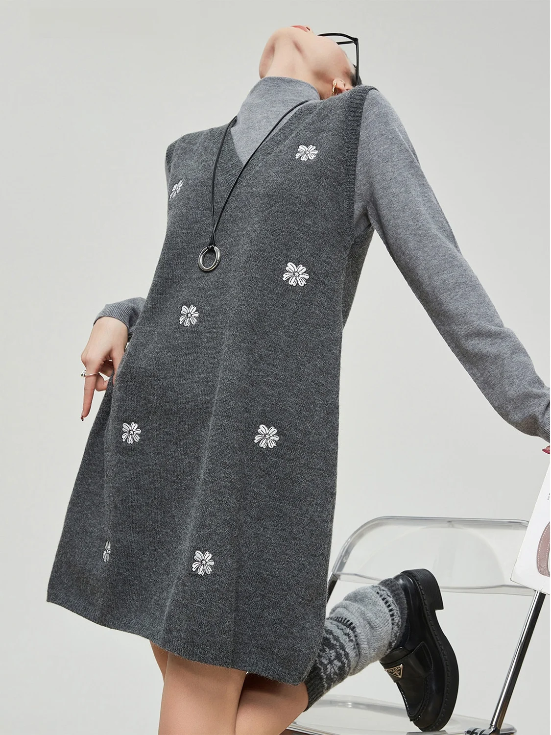 Gray Floral Embroidery V-Neck Knitted Sleeveless Vest Dress Women's Loose Layering Inner Wear Woolen Dress Trendy City Commute
Gray Floral Embroidery V-Neck Knitted Sleeveless Vest Dress Women's Loose Layering Inner Wear Woolen Dress Trendy City Commute
