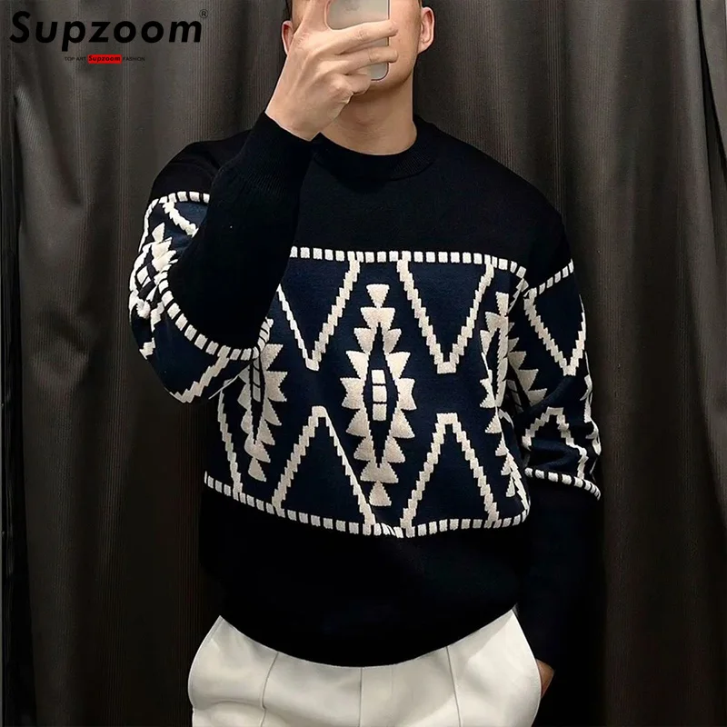 Supzoom 2025 Новое поступление, модный хлопковый кардиган, мужской жаккардовый повседневный свитер с круглым вырезом и длинными рукавами, мужской свитер
Supzoom 2025 Новое поступление, модный хлопковый кардиган, мужской жаккардовый повседневный свитер с круглым вырезом и длинными рукавами, мужской свитер