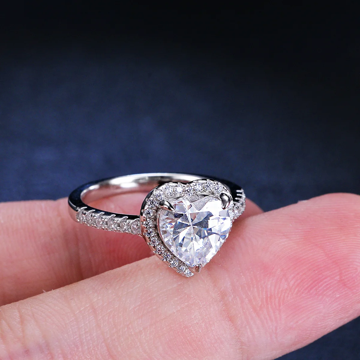 Lumira Platinum PT950 Moissanite Heart-Shaped Ring Heart-Shaped Women's Ring 1ct/2ct Timeless Jewelry Accessory
Lumira Platinum PT950 Moissanite Heart-Shaped Ring Heart-Shaped Women's Ring 1ct/2ct Timeless Jewelry Accessory