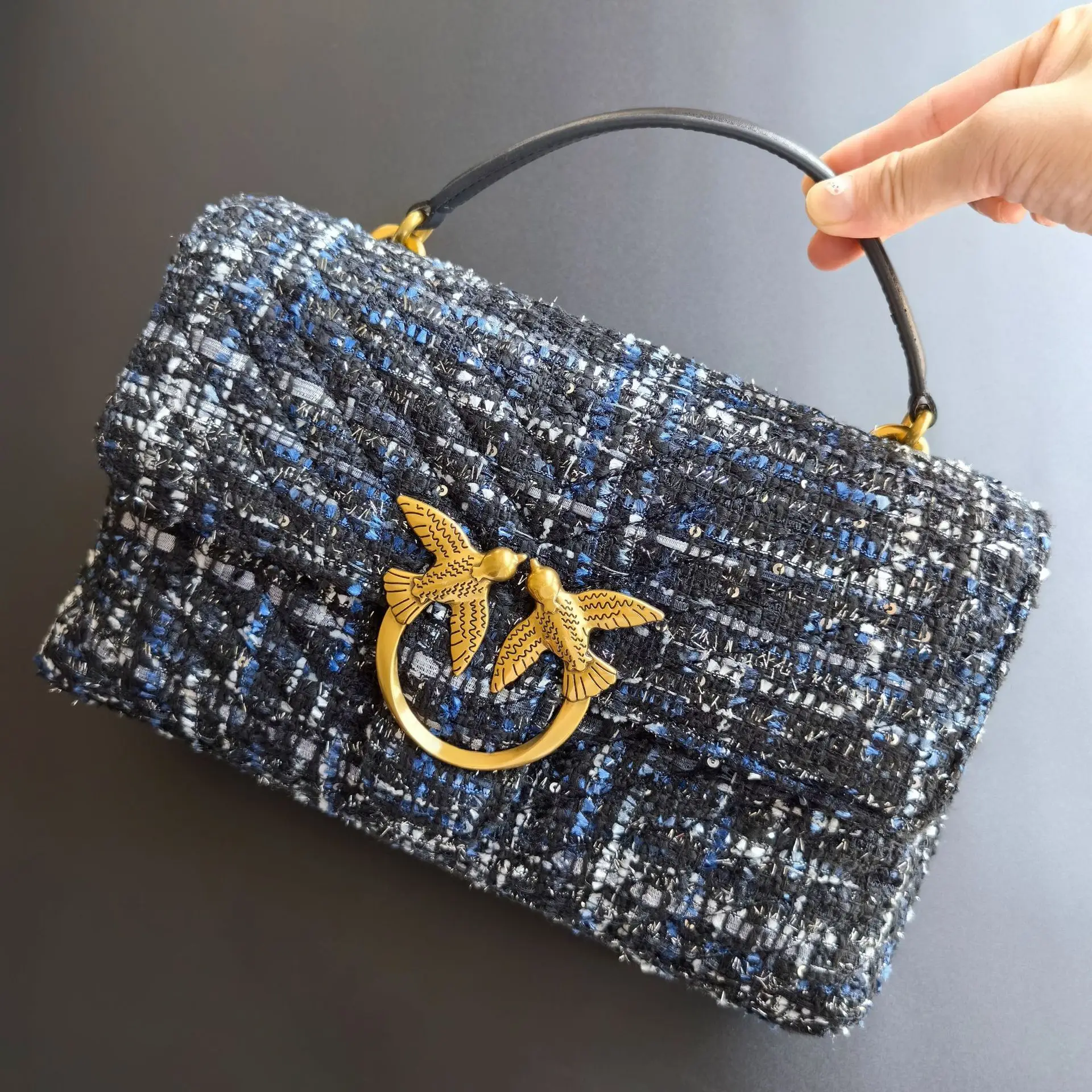 Новая стеганая сумка-подушка из твида, мягкая текстурированная сумка через плечо, стильная повседневная сумочка для женщин
Новая стеганая сумка-подушка из твида, мягкая текстурированная сумка через плечо, стильная повседневная сумочка для женщин