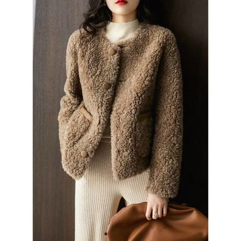 Твидовый пиджак высокого качества для женщин, зимний, с капюшоном, теплый, ветрозащитный, с карманами, для защиты от мороза, для утреннего катания на лыжах, рыбалки и активного отдыха на природе.
Твидовый пиджак высокого качества для женщин, зимний, с капюшоном, теплый, ветрозащитный, с карманами, для защиты от мороза, для утреннего катания на лыжах, рыбалки и активного отдыха на природе.