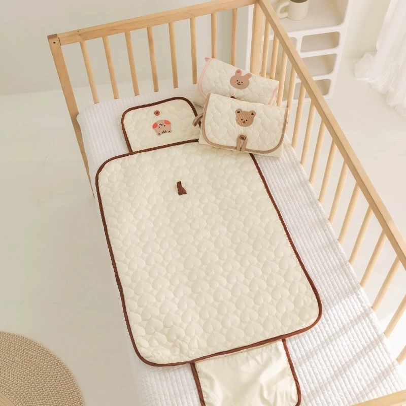 Портативный складной коврик для пеленания с ремнем безопасности и сумкой для хранения, матрас для новорожденных, матрас для детской кроватки
Портативный складной коврик для пеленания с ремнем безопасности и сумкой для хранения, матрас для новорожденных, матрас для детской кроватки