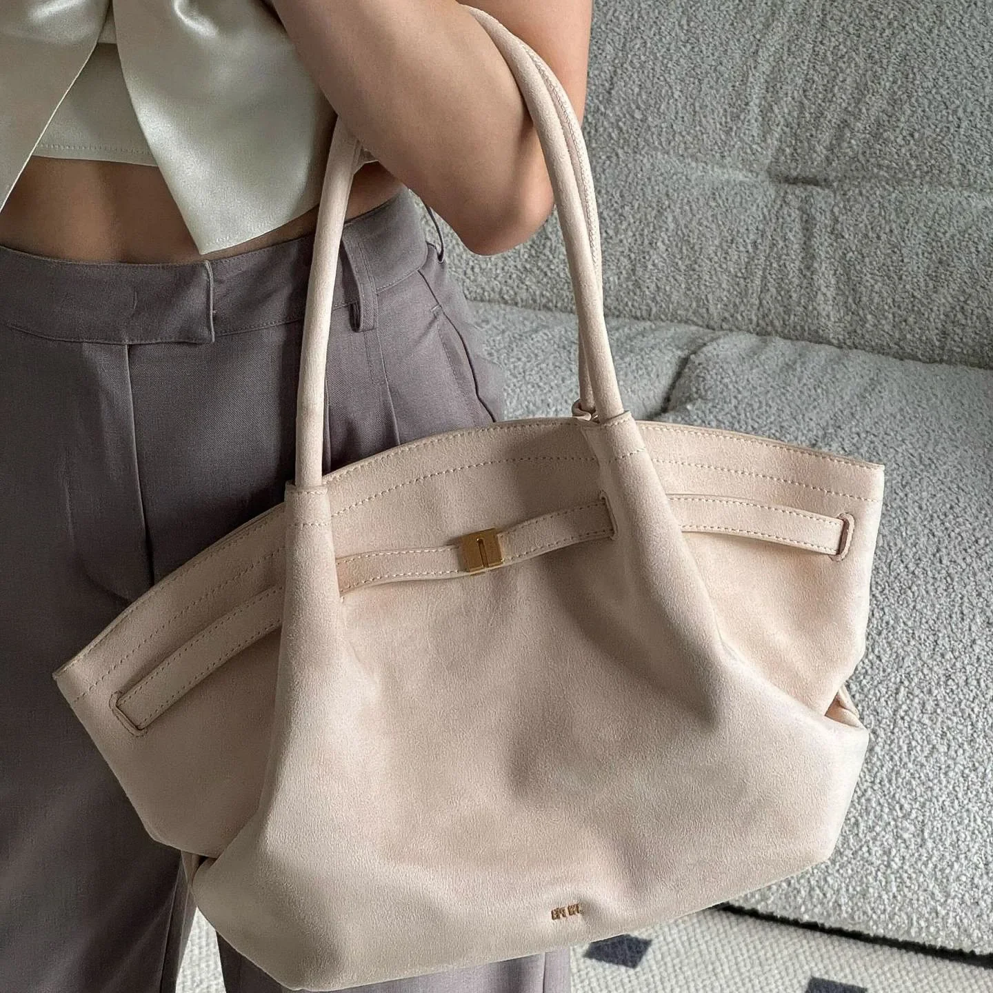 2026 JW PEI Dumpling Shaped Tote Bag Commuter Friendly Large Capacity Retro Suede Single Shoulder Handbag Soft Sac fourre-tout
2026 JW PEI Dumpling Shaped Tote Bag Commuter Friendly Large Capacity Retro Suede Single Shoulder Handbag Soft Sac fourre-tout